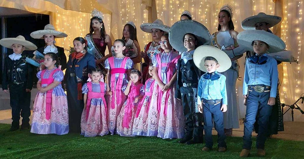 Foto con princesas y pajes, Reina Caporales de la Selva, Ocosingo